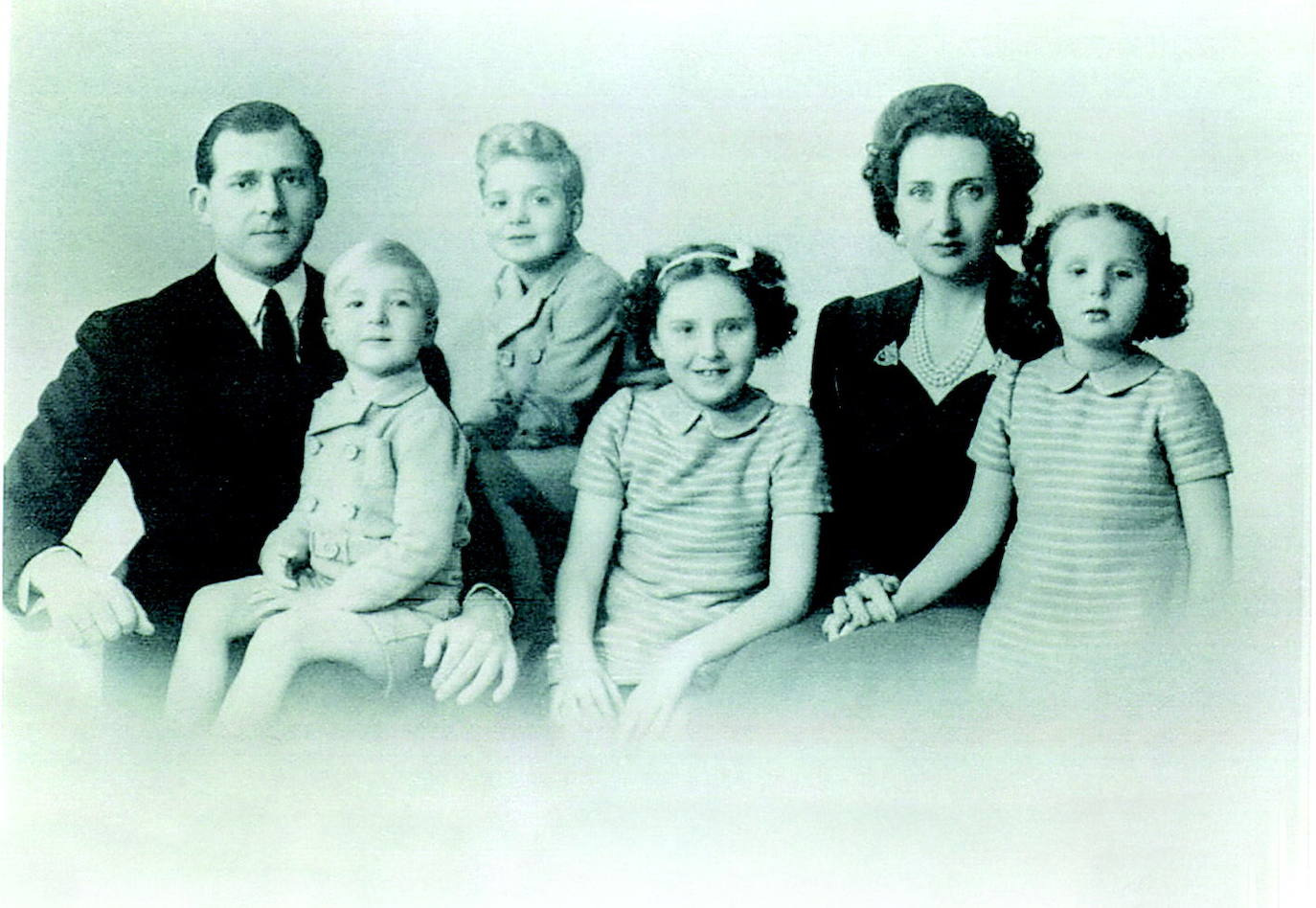 Don Juan se casó con su prima, María de las Mercedes de Borbón y Orléans.