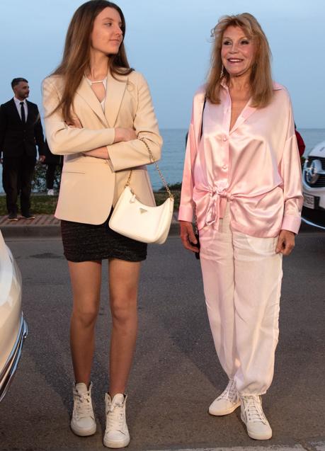Imagen - La baronesa Thyssen y su hija Carmen, ambas con zapatillas blancas. / GTRES