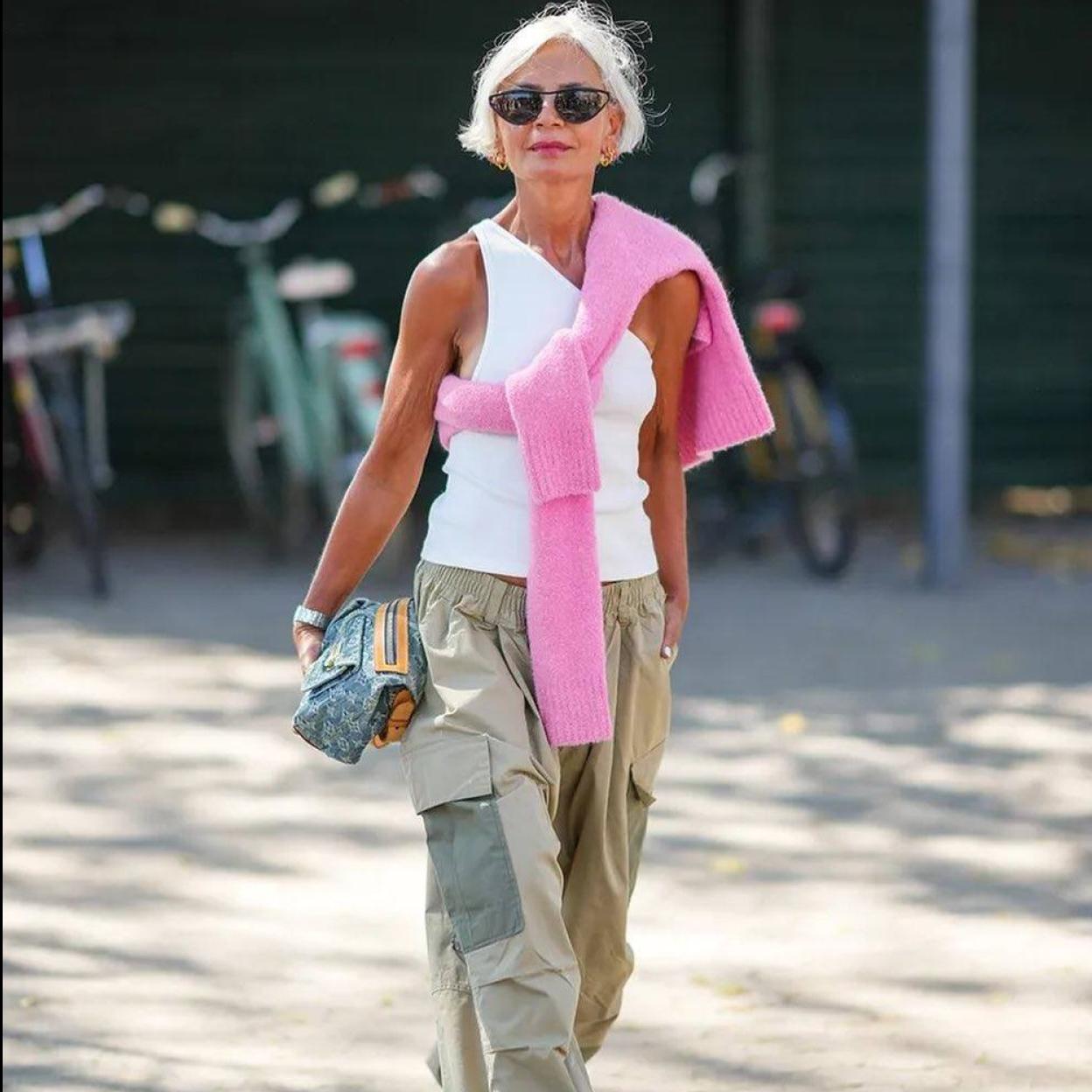 La influencer lleva un look rejuvenecedor con pantalones cargo