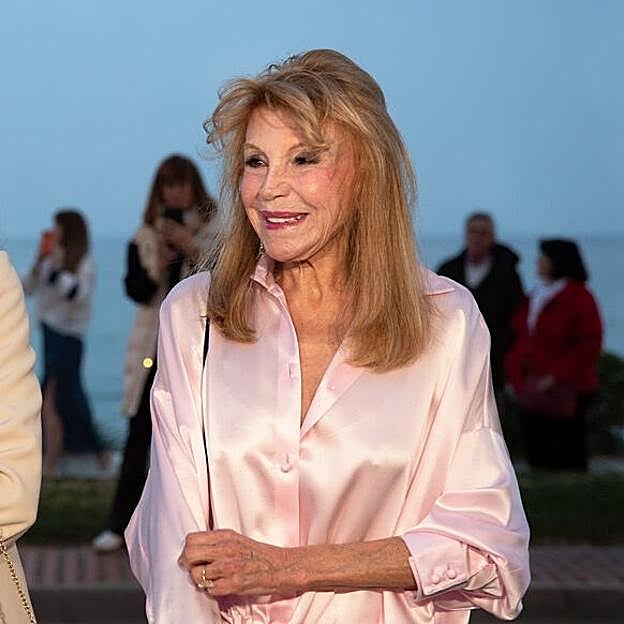 Las zapatillas blancas que la baronesa Thyssen lleva a juego con su hija (y están baratísimas en H&M)