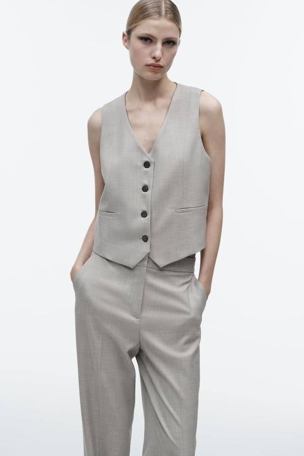 Chaleco de traje ancho con manga sisa, escote de pico, bolsillos de ojal y cierre de botones, tono gris, de Zara. Te costará 25,95 euros.