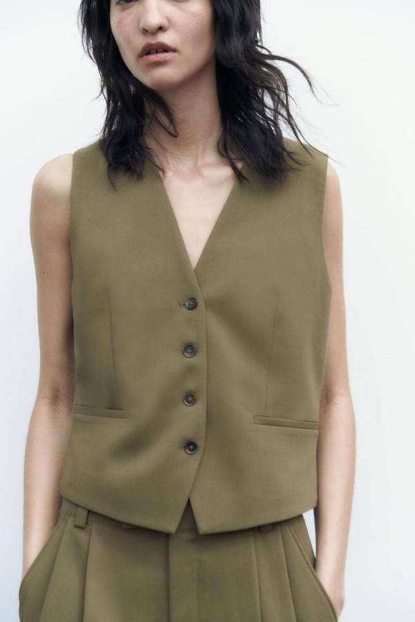 Chaleco de vestir con corte recto, cuello de pico, manga sisa y cierre de botones, color khaki, de Zara. Lo comprarás a 29,95 euros.