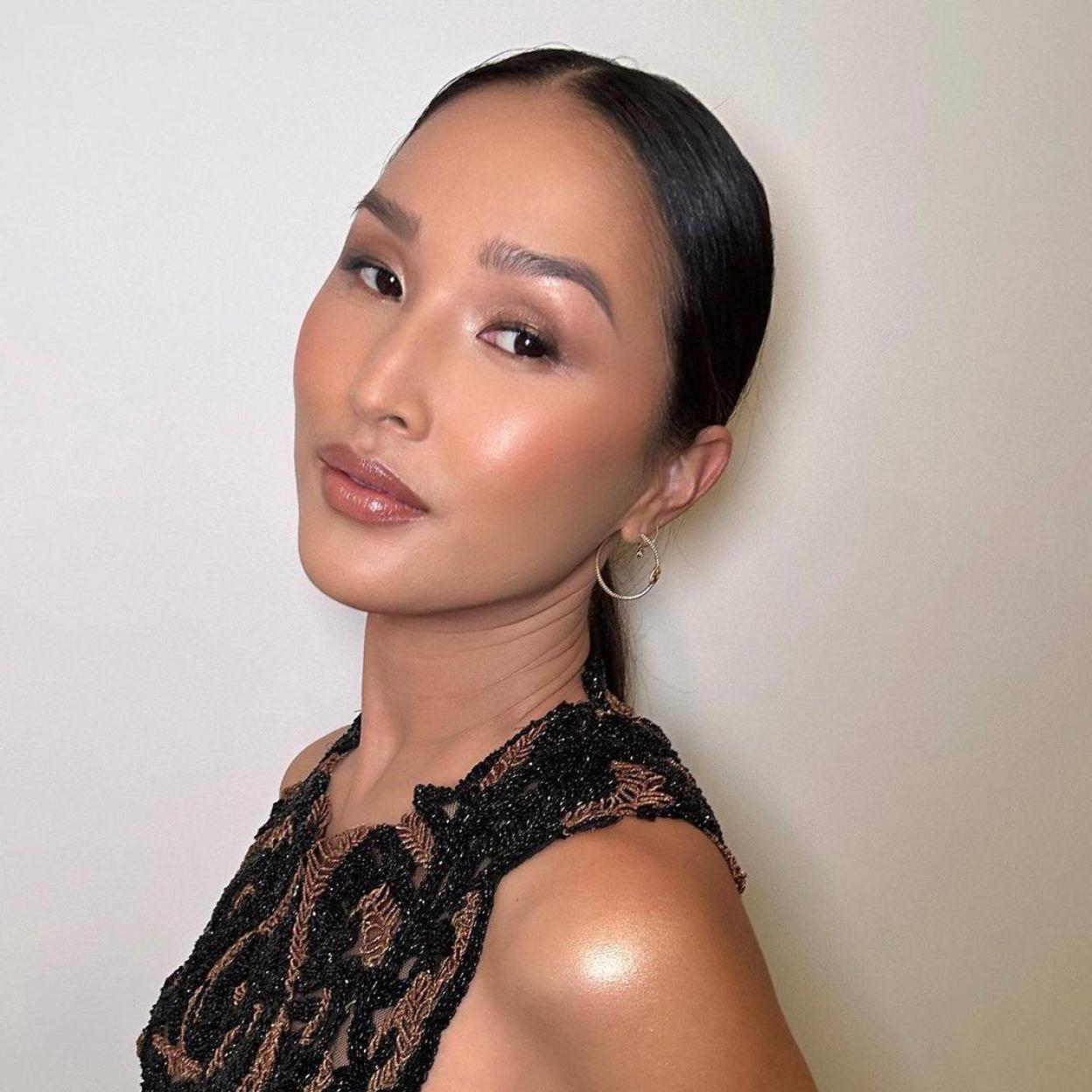 Nicole Warne con piel radiante y firme