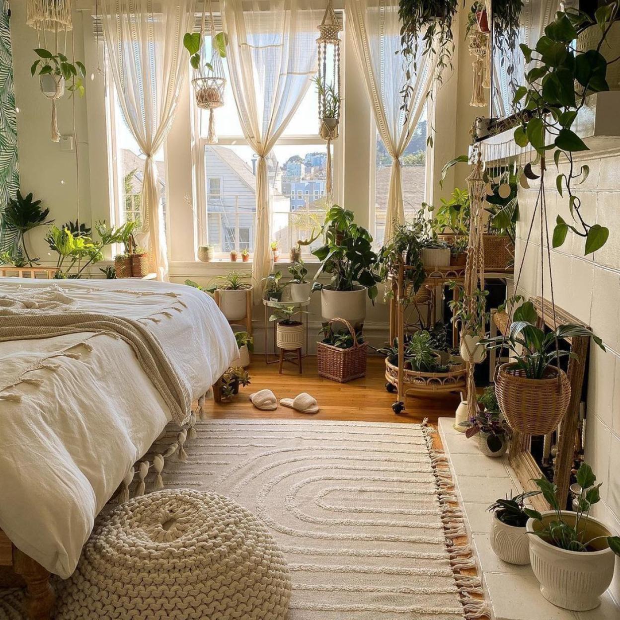 Dormitorio decorado con plantas de interior resistentes
