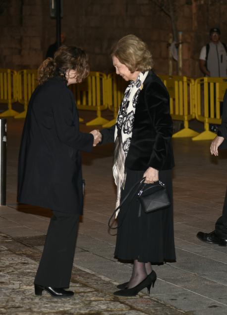 Imagen - La reina Sofía con un look negro y pañuelo. / GTRES