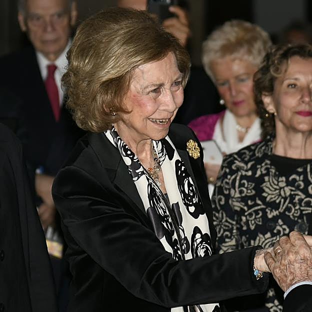 La reina Sofía vuelve a la Catedral de Palma sin Letizia y con el truco de estilo que está en Mango por 15 euros