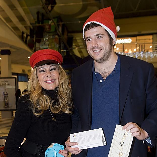 Una imagen de archivo de Ana Obregón junto a su hijoa Aless Lequio. 