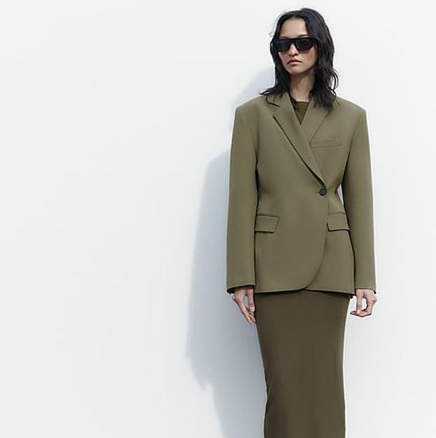 Así queda la blazer de Zara.