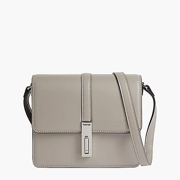 Bolso bandolera en color gris de Calvin Klein.