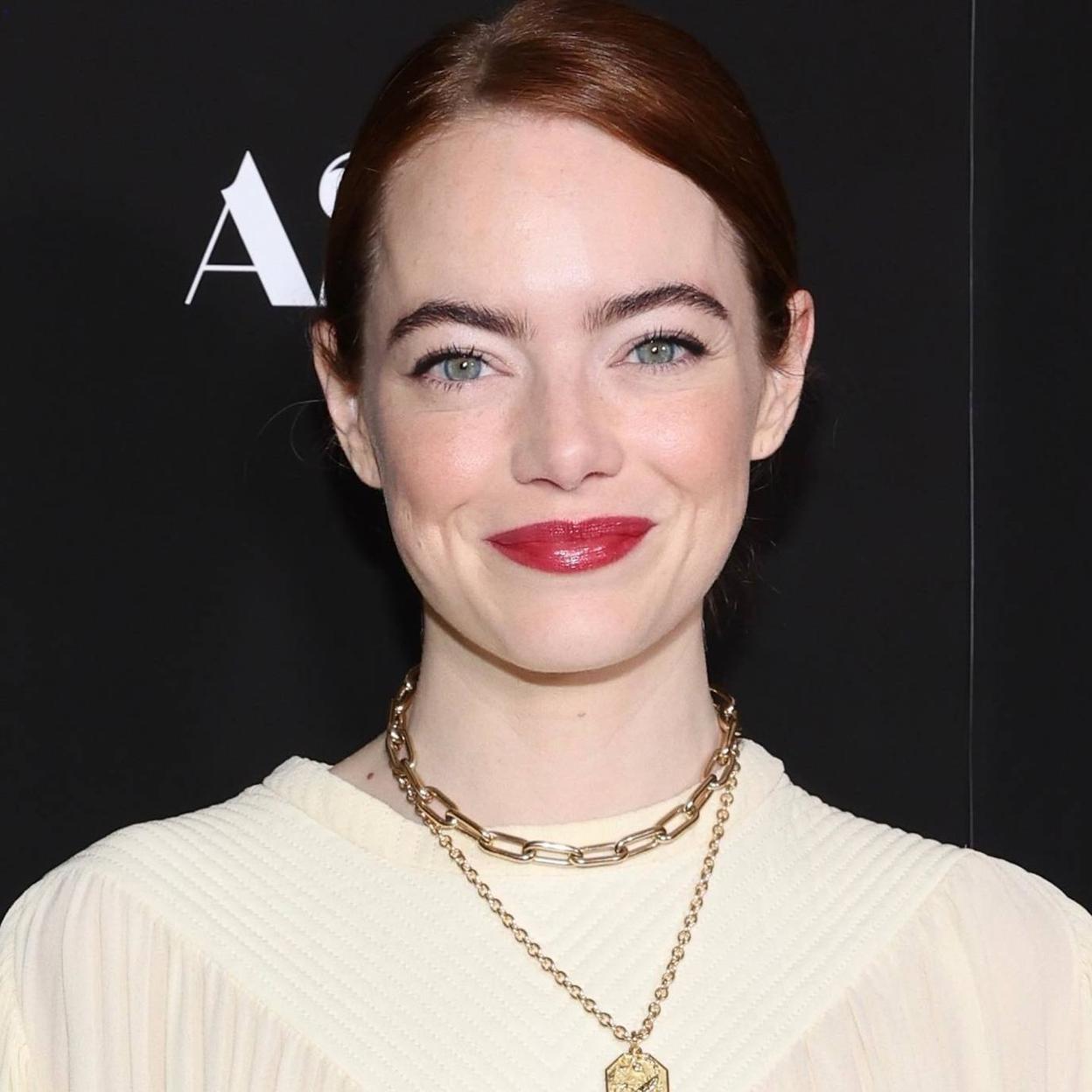 Emma Stone con mirada radiante y despierta