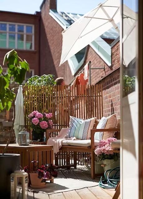 Imagen - Terraza pequeña decorada con muebles de madera de Ikea/ IKEA