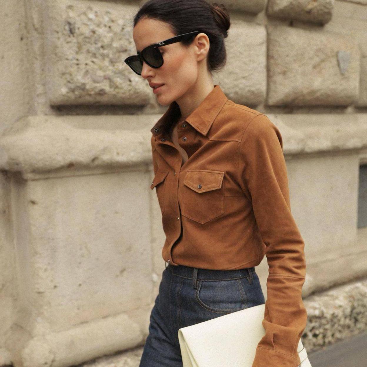 Influencer con chaqueta efecto antelina elegante