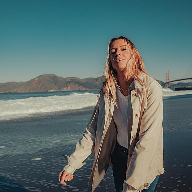 a surfista profesional Maud Le Car posa para la colección sostenible de Dockers.