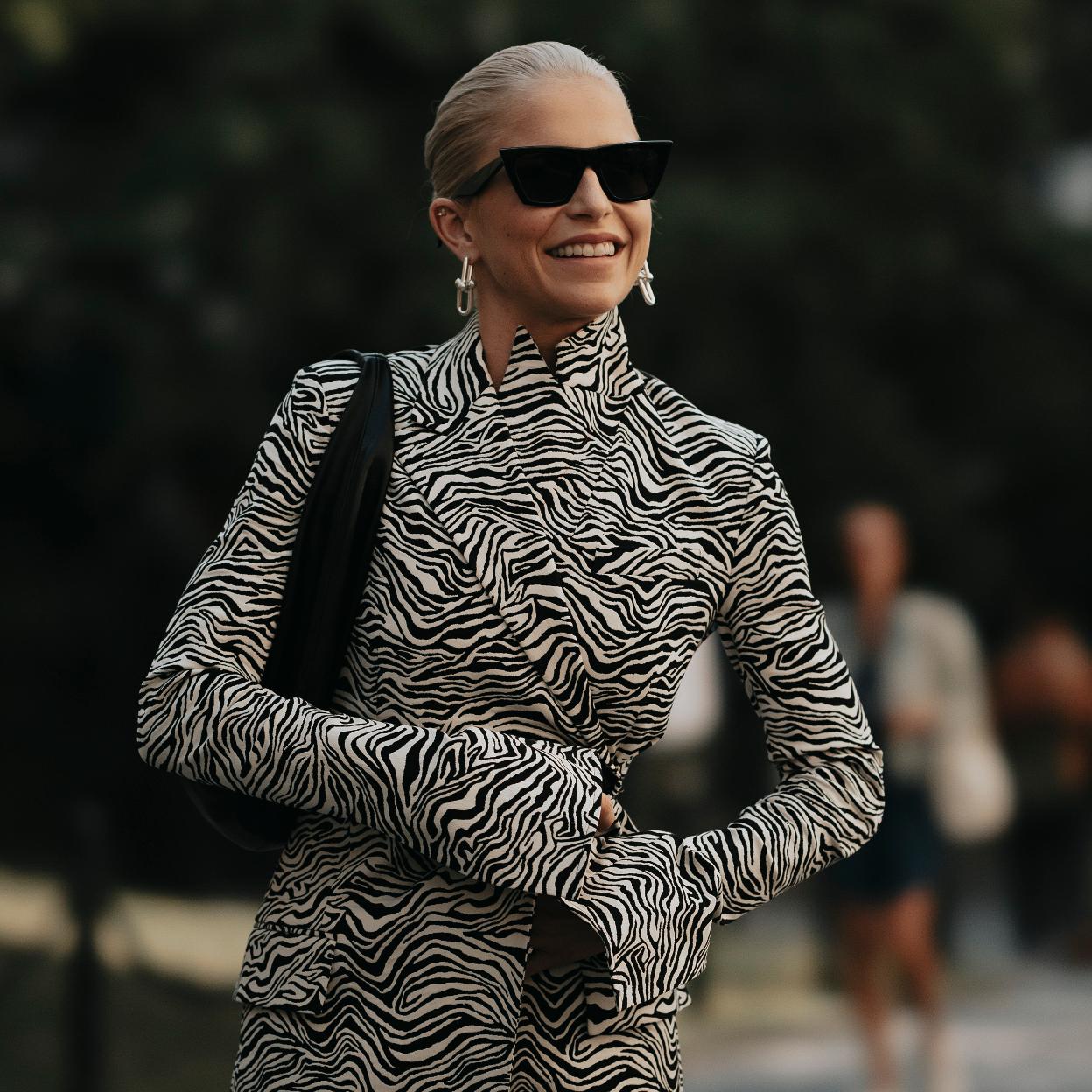 Un look de street style con un vestido de animal print.