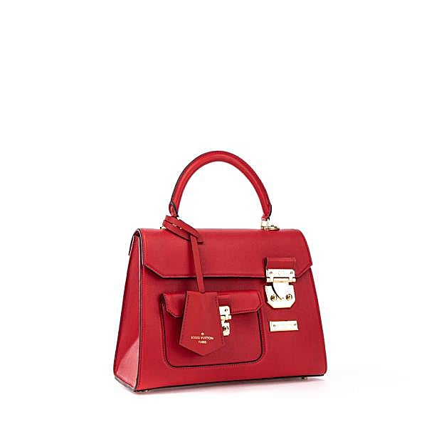 Imagen principal - Bolso de Louis Vuitton, de Stella McCartney y cinturón de Michael Kors.