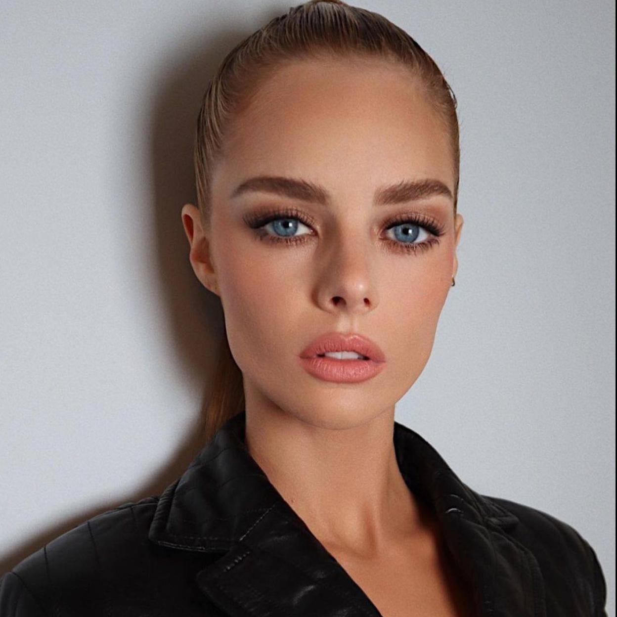 Samara Weaving presume de piel perfecta