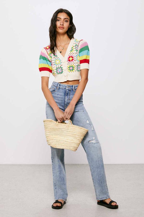 Top en tejido de crochet con mangas cortas abullonadas, escote de pico y cierre de botones, multicolor, de High Spirist. Puedes comprarlo en Springfield por 59,99 euros.