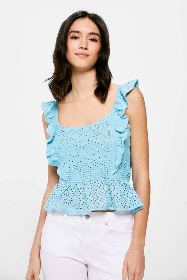 Top en tejido de punto con escote cuadrado, tirantes y bajo terminado en volante, color azul, de Springfield. Cuesta 26,99 euros.