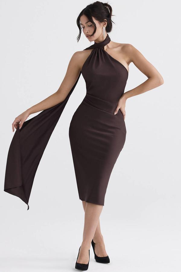 Vestido midi entallado con espalda al aire y cuello cruzado, color marrón chocolate. Consíguelo a 222 euros.