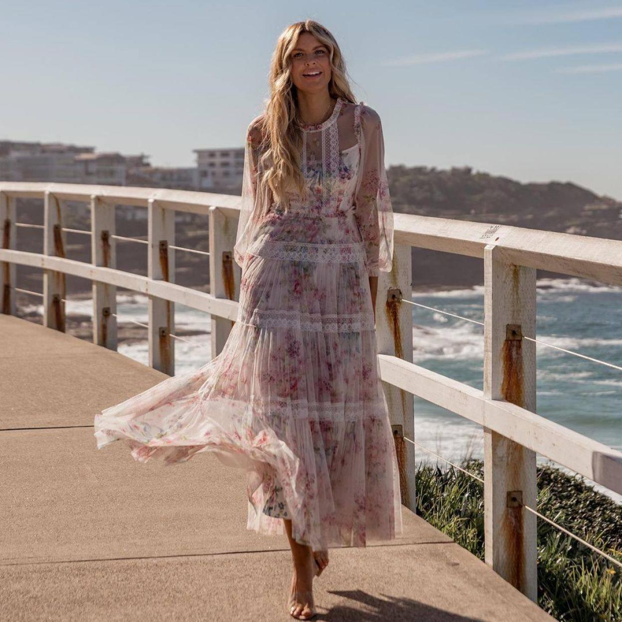 La influencer lleva un vestido vaporoso con floral print romántico