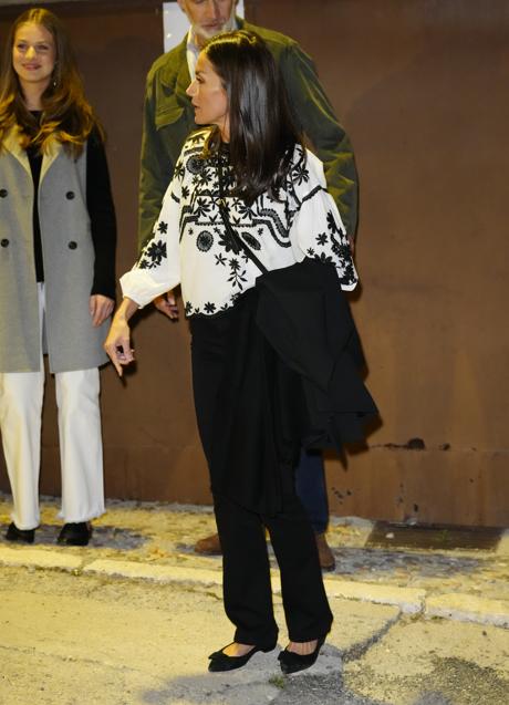 Imagen - La reina Letizia con una blusa de Sfera. / MUJERHOY