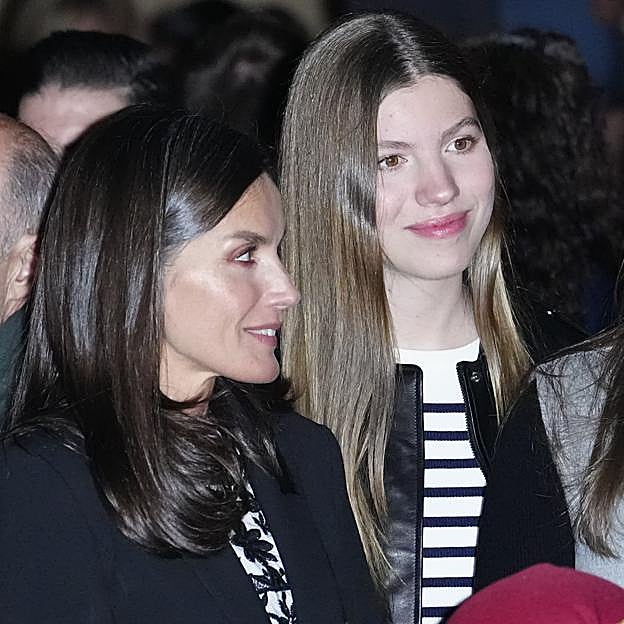 Zapatillas de Reebok y chaqueta de cuero: la infanta Sofía ha llevado el mejor look de la visita de los reyes a Chinchón