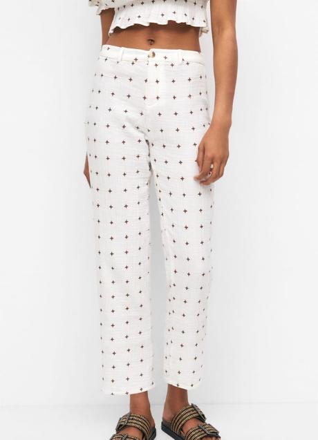 Imagen - Pantalón con flores de Pull & Bear (29,99 euros)