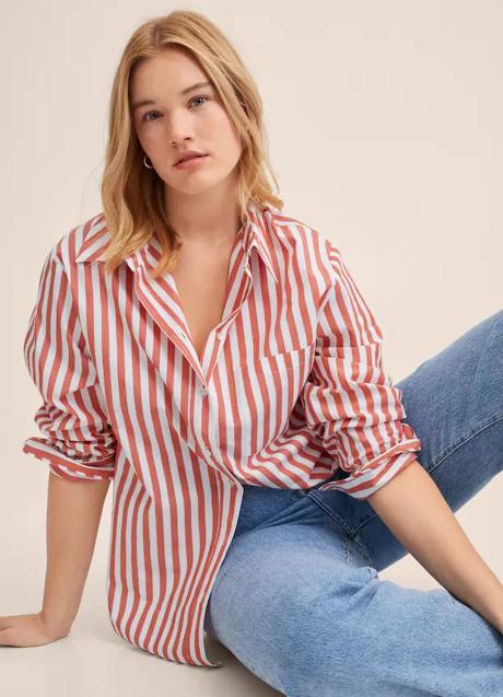 Imagen - Camisa de rayas en rojo de Mango Outlet. Foto: Mango Outlet.