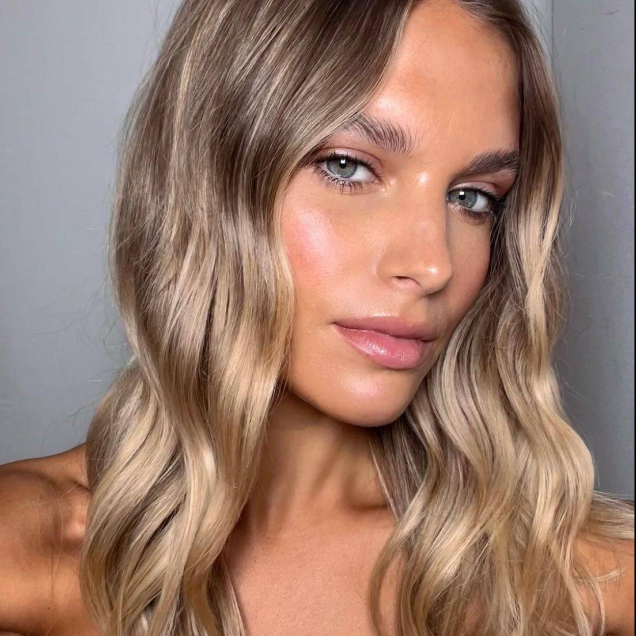 La modelo tiene una piel radiante y saludable