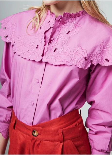 Imagen - Camisa rosa con cuello bobo bordado