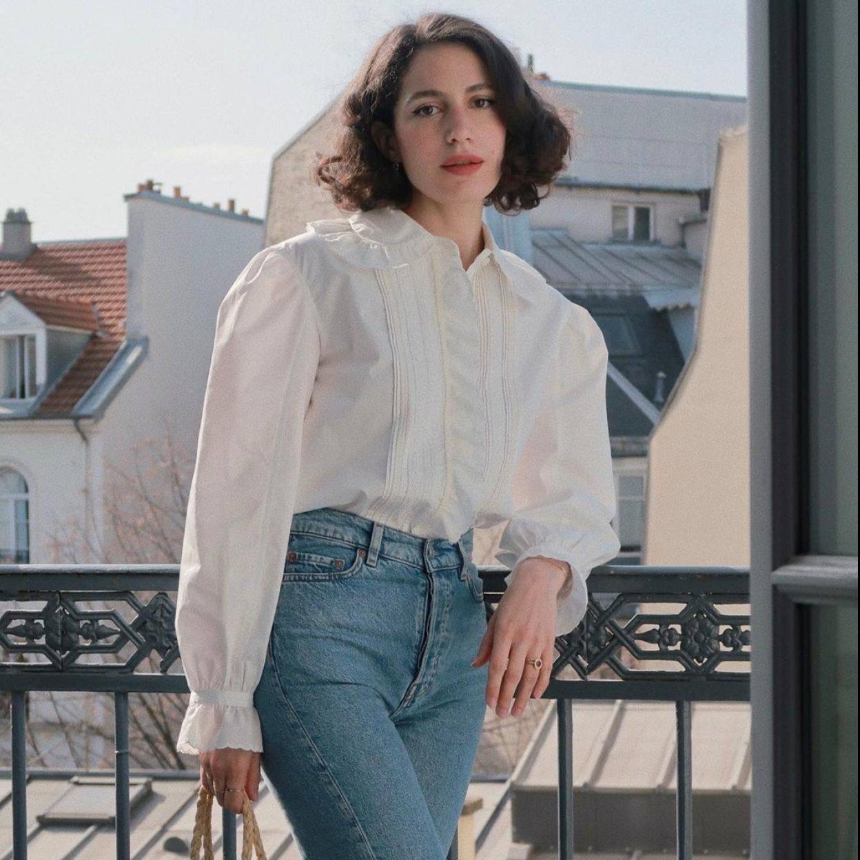 La influencer lleva una camisa con cuello claudine