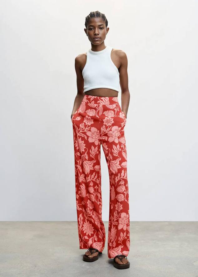 Pantalón con perneras rectas y anchas, tiro alto, bolsillos y cintura elástica, en floral print rosa. Lo encontrarás a 25,99 euros.