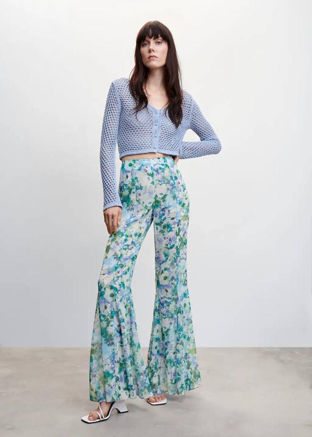 Pantalón en tejido ligero vaporoso con tiro alto y perneras acampanadas, en estampado floral azul. Cuesta 39,99 euros.