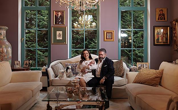 Jorge Románov y su esposa, Rebecca Victoria Romanovna, con su hijo.