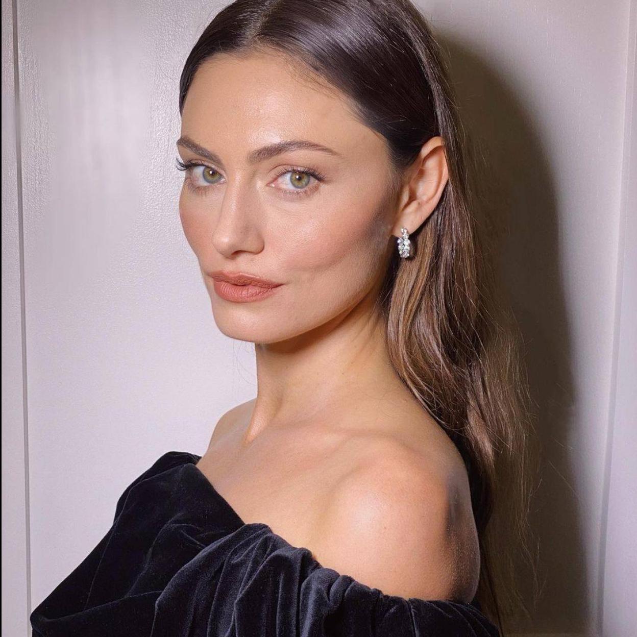 La actriz Phoebe Tonkin con piel luminosa