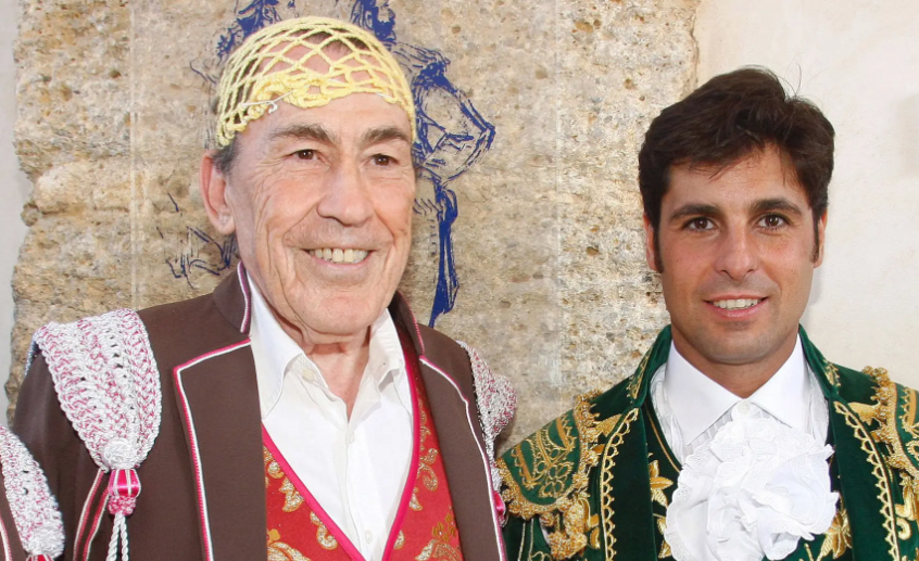 Fernando Sánchez Dragó en una corrida goyesca juanto al torero Fran Rivera