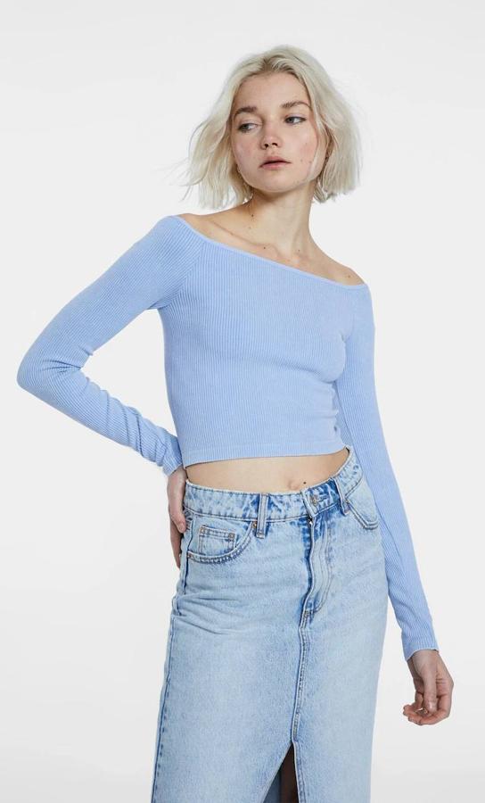 Camiseta seamless acid wash con manga larga y escote barco, tono celeste, de Stradivarius. La encontrarás a 15,99 euros.