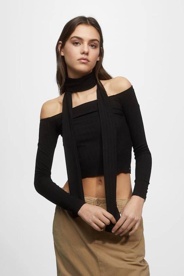 Camiseta con escote recto, manga larga, hombros al descubierto y foulard a juego, color negro, de Pull&Bear. Está disponible por 17,99 euros.