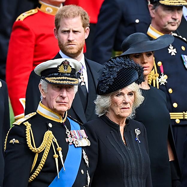 Harry y Meghan Markle junto a Carlos III y Camilla Parker-Bowles en el funeral de la reina Isabel II.