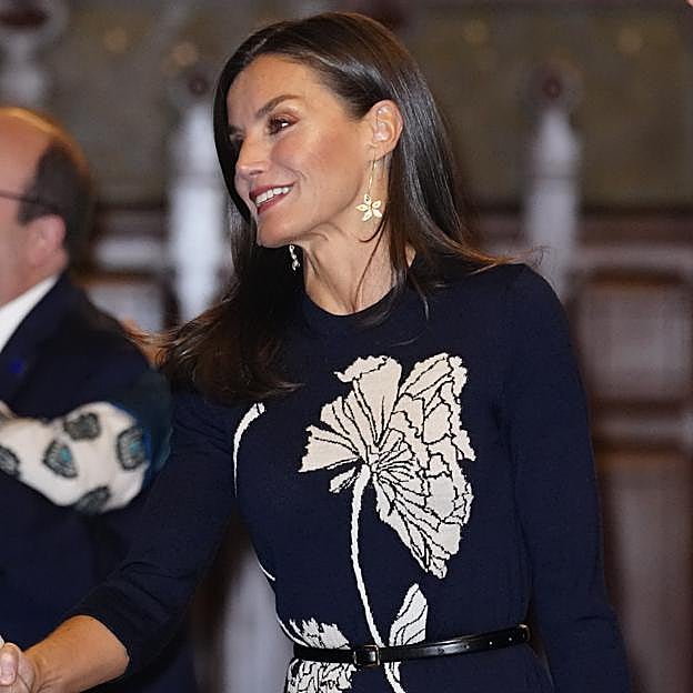 La reina Letizia rescata uno de sus looks made in Spain más originales: el vestido de punto elegante que tienes que fichar