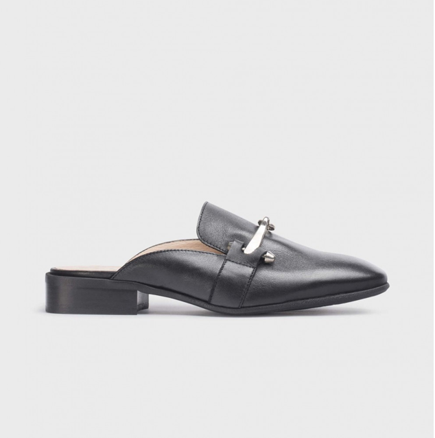 Si lo de apostar por calzado muy plano no es lo tuyo y prefieres que tengan algo de tacón porque te parece más cómodo, la propuesta de Wonders es perfecta. Cuestan 115 euros.