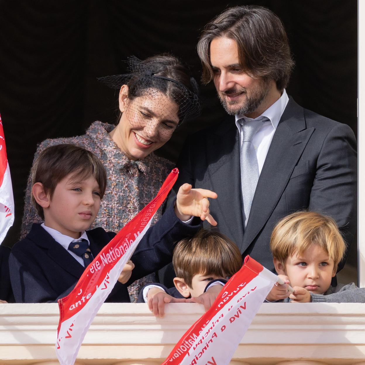 Carlota Casiraghi y Dimitri Rassam en Mónaco con sus hijos.