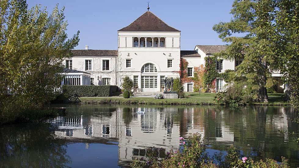 Les Sources de Caudalie está situado a las afueras de Burdeos y rodeado por los viñedos familiares Château Smith Haut Laffite. 