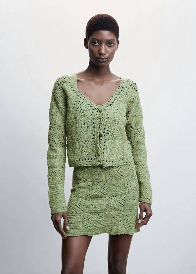 Chaqueta en tejido de crochet con cuello de pico, manga larga y cierre de botones combinado, tono verde, de Mango. Consíguela a 59,99 euros.