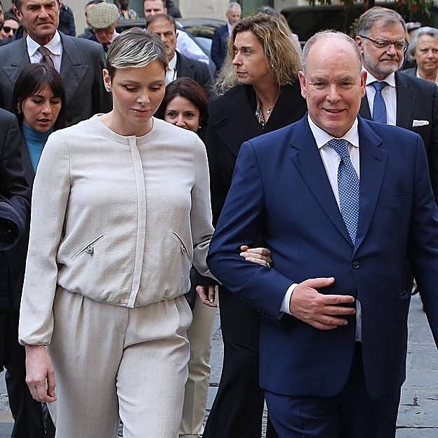 Charlene de Mónaco con conjunto de Emporio Armani.