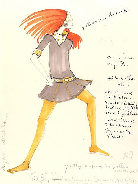 Diseño de Mary Quant de un minivestido con cuello vuelto y medias amarillo mostaza. 