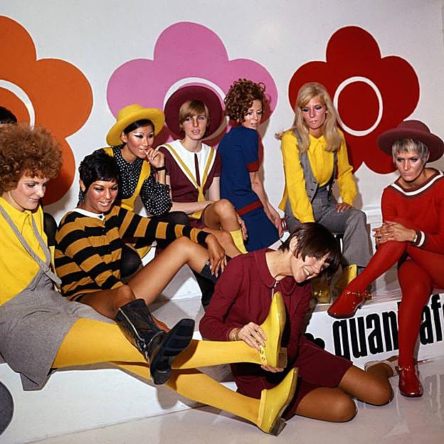 Mary Quant, rodeada de modelos, durante el lanzamiento de su colección de zapatos en 1967 