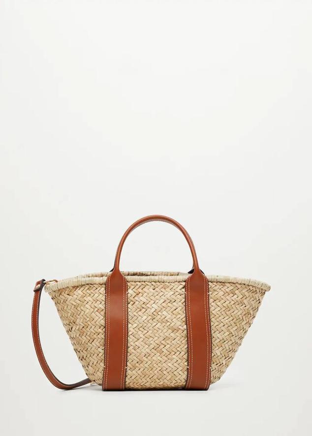 Bolso capazo de paja con doble asa corta efecto piel, asa bandolera y saco de algodón en el interior, color natural. Está rebajado a 19,99 euros.