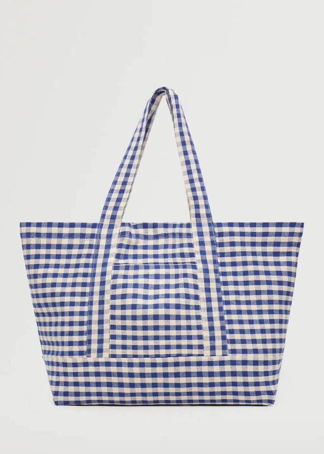 Bolso grande en tejido de algodón con estampado de vichy, cierre de imán, bolsillos y doble asa, en azul y crudo. Puedes encontrarlo a 7,99 euros.