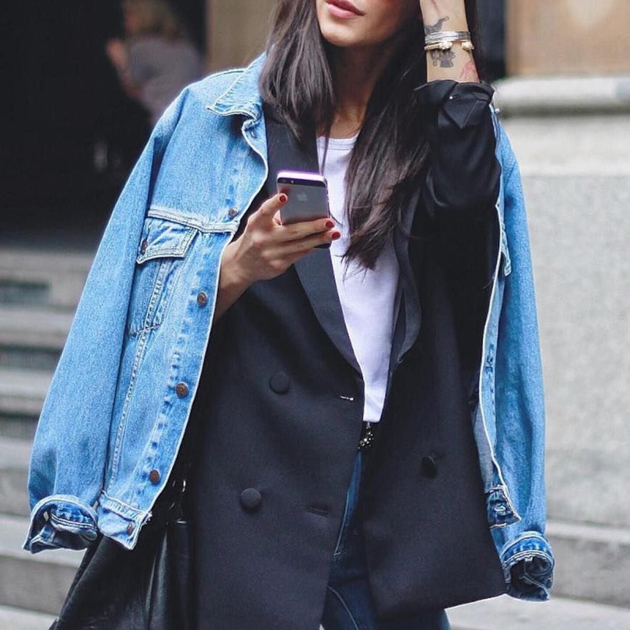 Una mujer con chaquetas superpuestas.